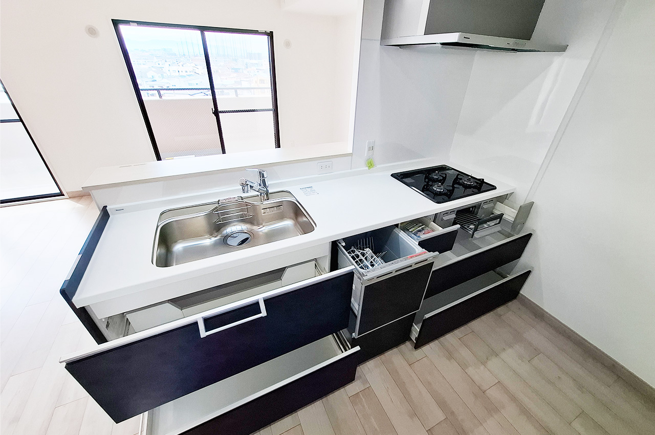 キッチン：スライド収納があり整理整頓ラクラク。