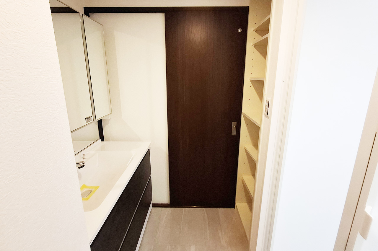 洗面室：背面に棚があり、片付けのしやすい洗面室です。