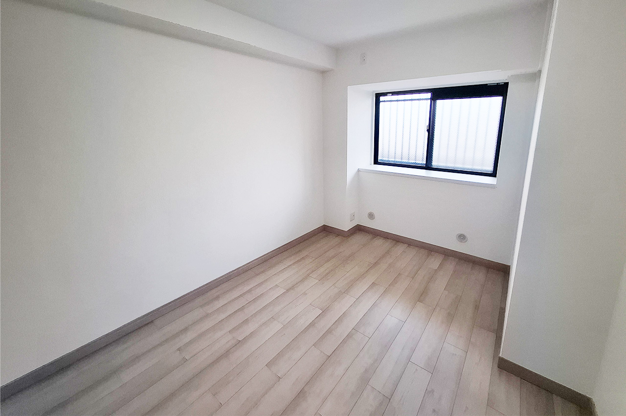 洋室2：クロスやフローリングを貼替えるなどリフォーム済み。