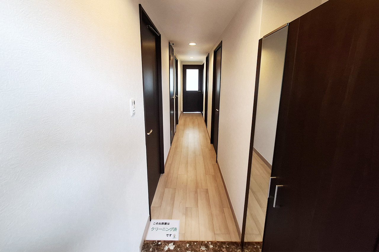 廊下：クロスやフローリングを貼替えるなどリフォーム済み。