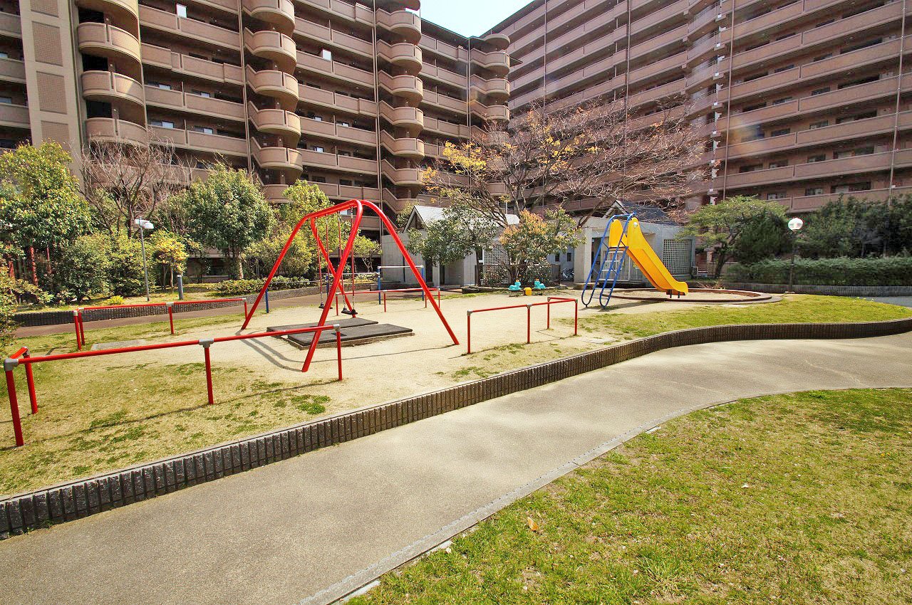 隣接公園