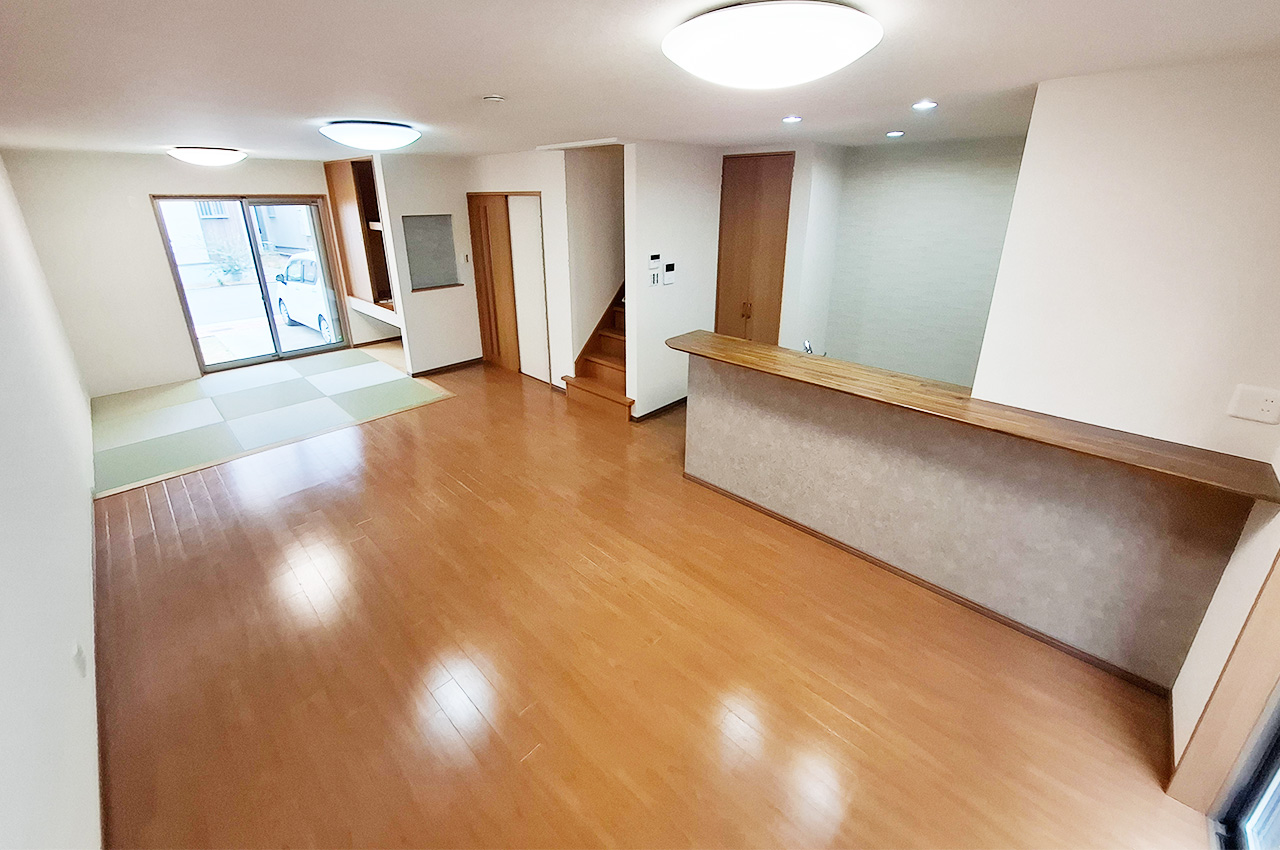 LDK：フロアタイルを上貼り・クロスを貼替えるなどリフォーム済み。