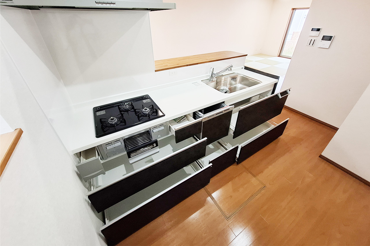 キッチン：スライド収納があり整理整頓ラクラク。