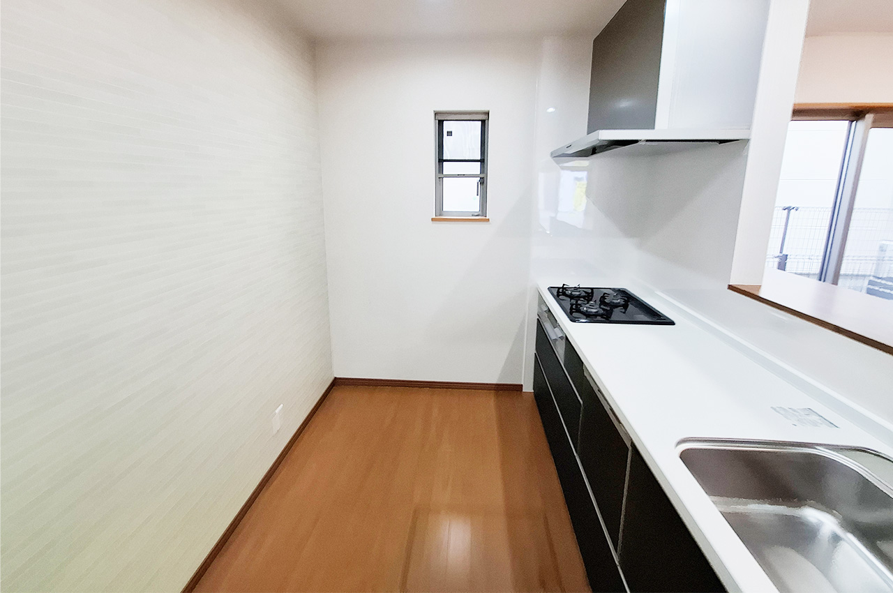 キッチン：換気ができる小窓あり。