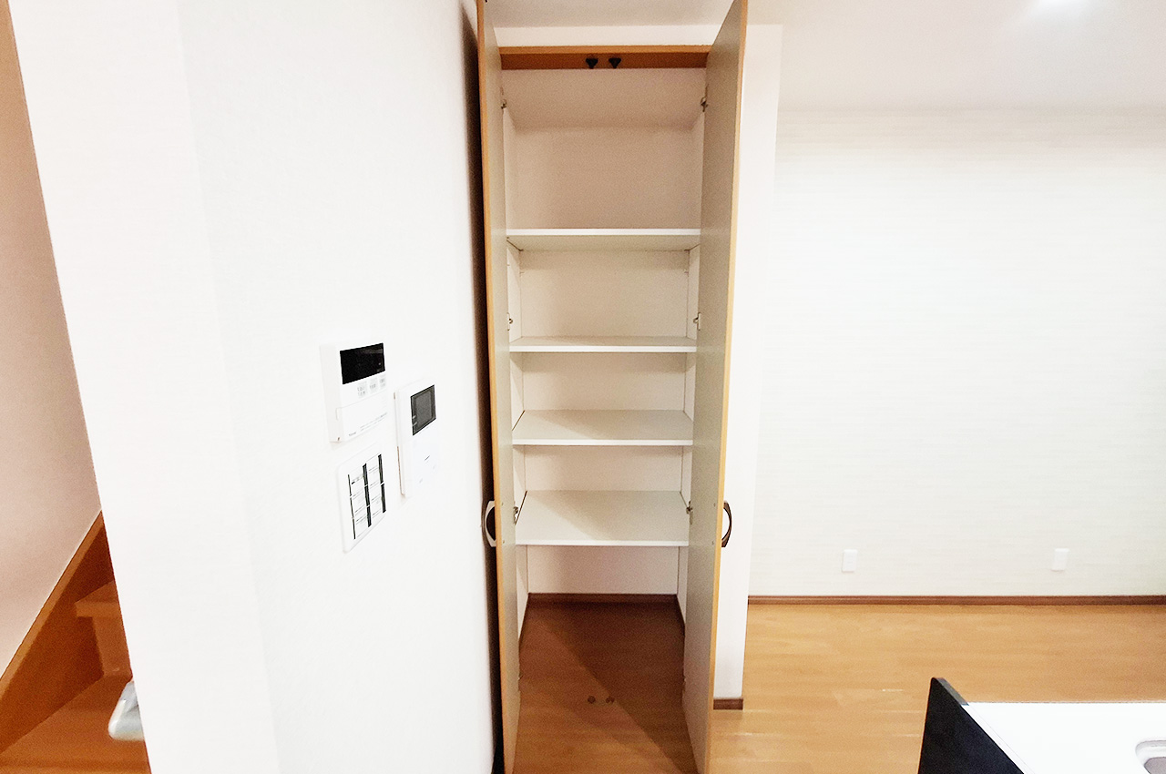 キッチン横収納：調理器具や調味料、日用品のストックに便利。