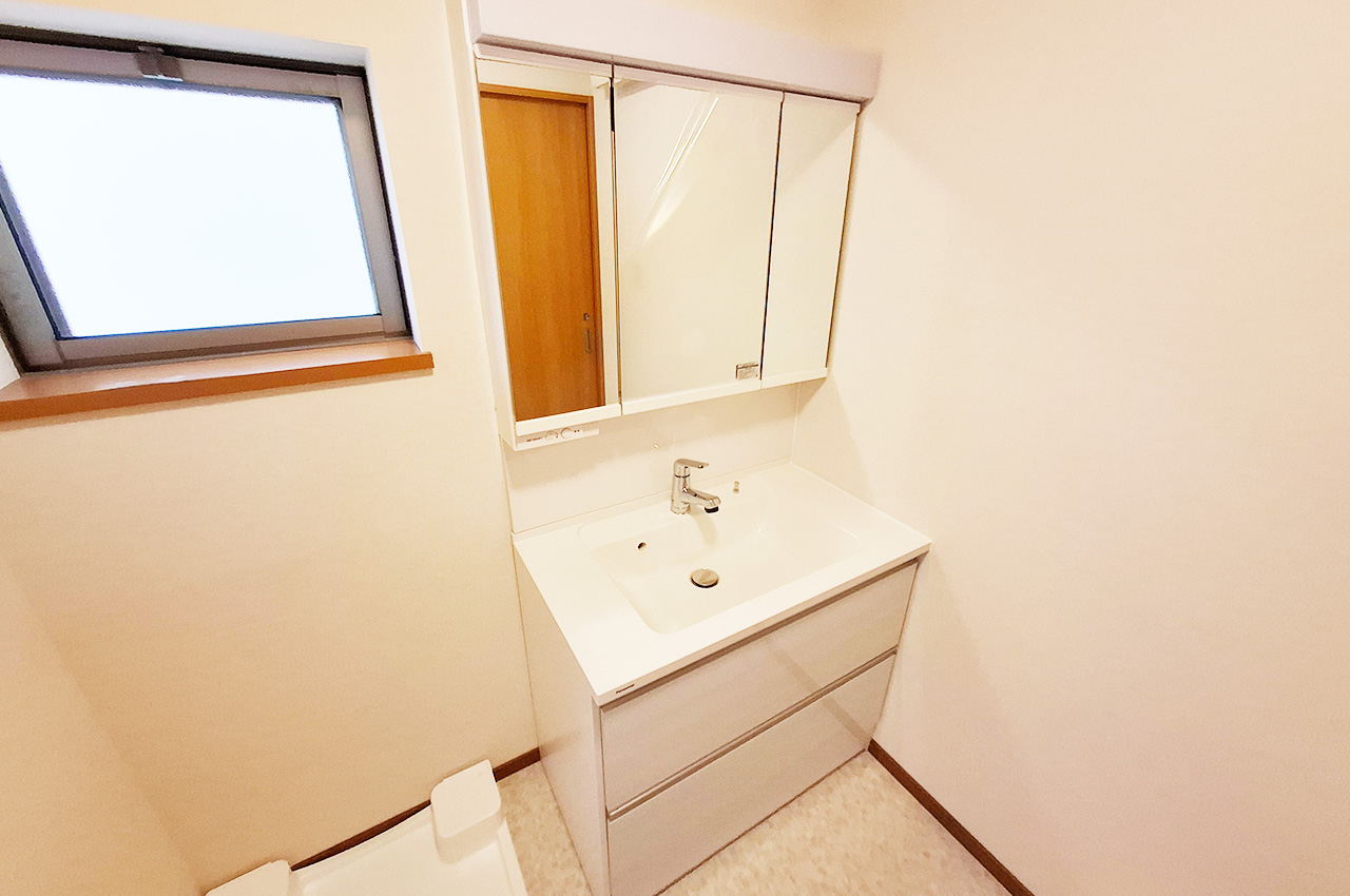 洗面室：洗面化粧台を新調するなどリフォーム済み。