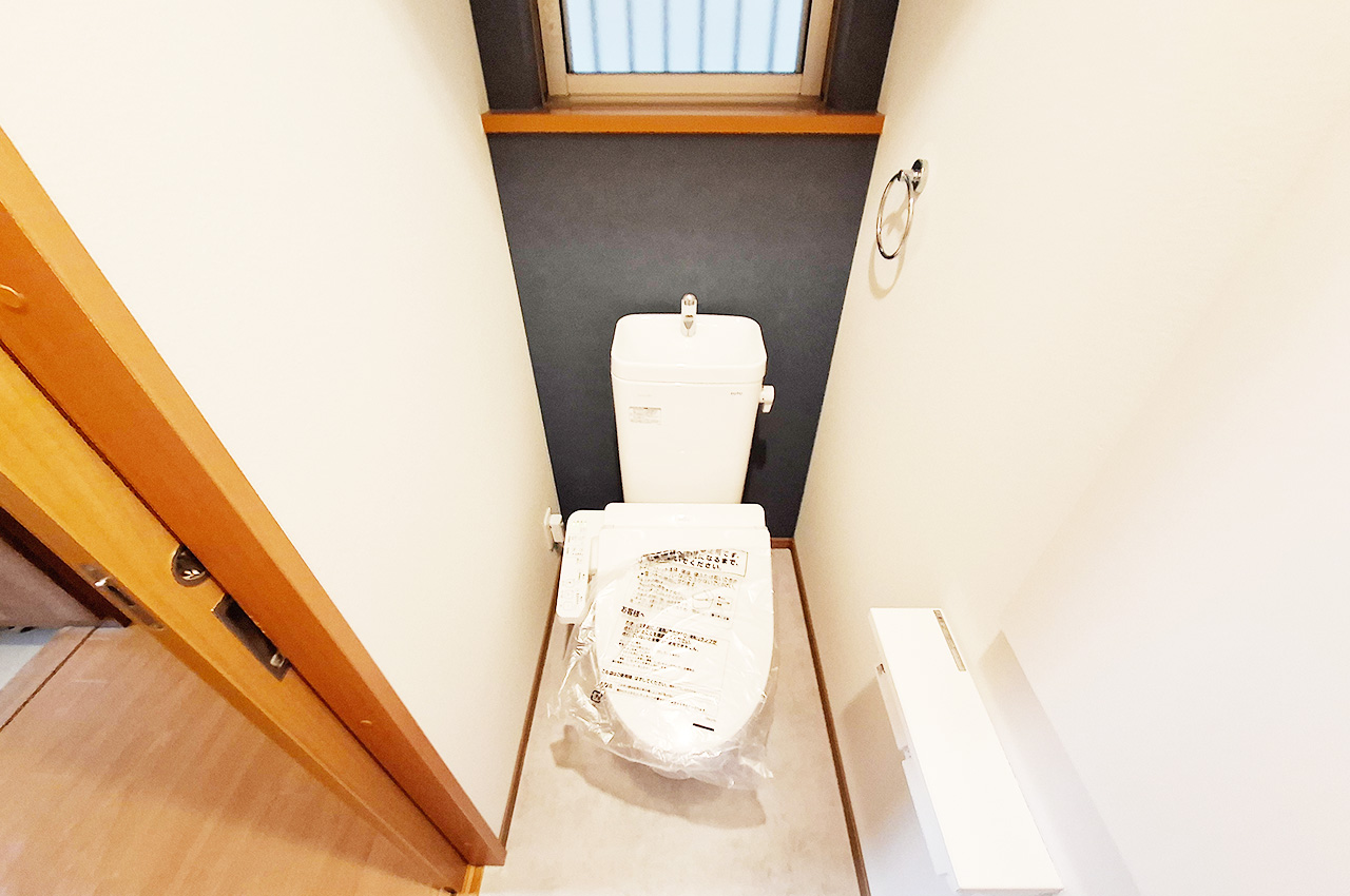 1階トイレ：便器・温水洗浄便座を新調済み。