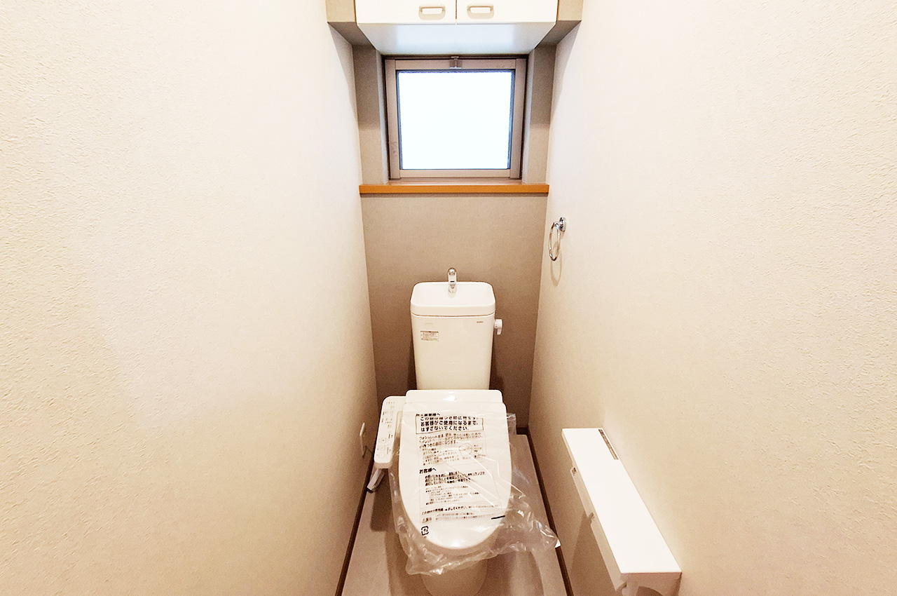 2階トイレ：便器・温水洗浄便座を新調済み。