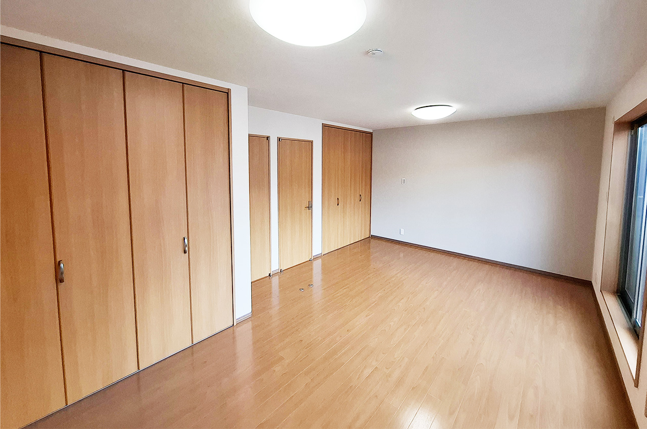 洋室1：フロアタイルを上貼り・クロスを貼替えるなどリフォーム済み。