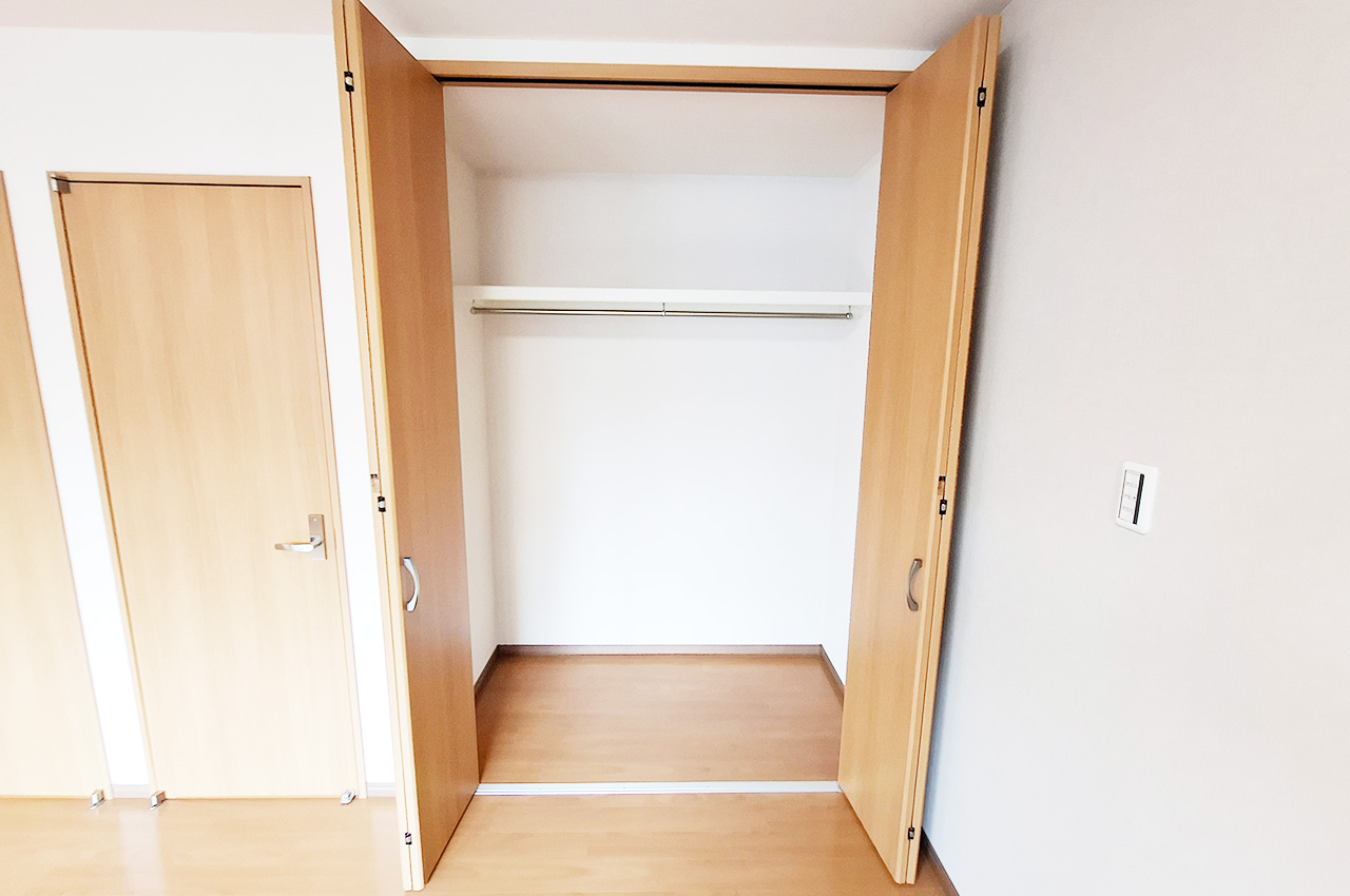 洋室1クローゼット：クローゼット2つあり。
