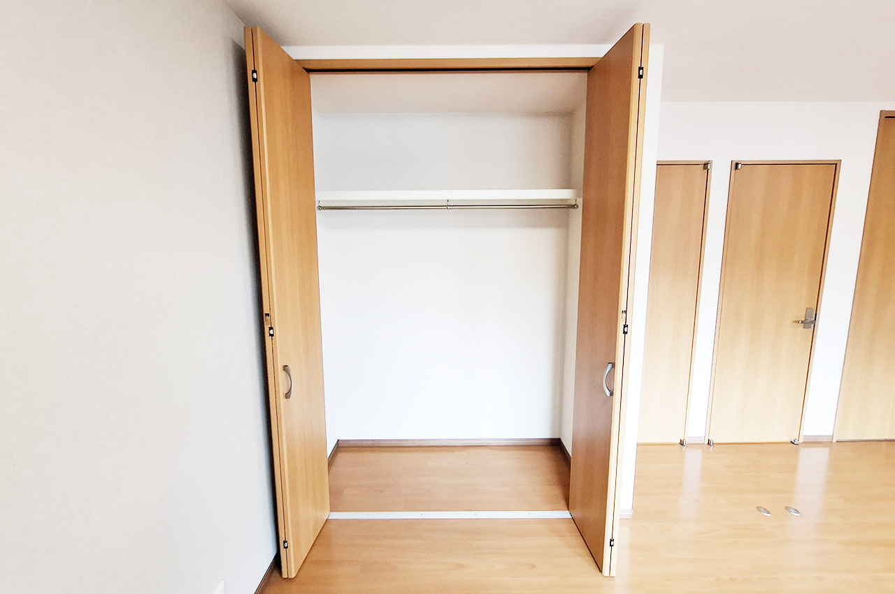 洋室1クローゼット：クローゼット2つあり。
