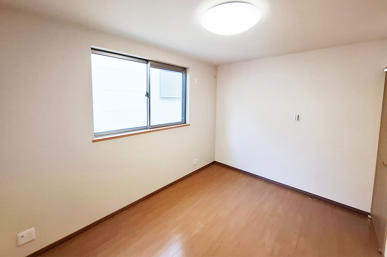 洋室2：フロアタイルを上貼り・クロスを貼替えるなどリフォーム済み。