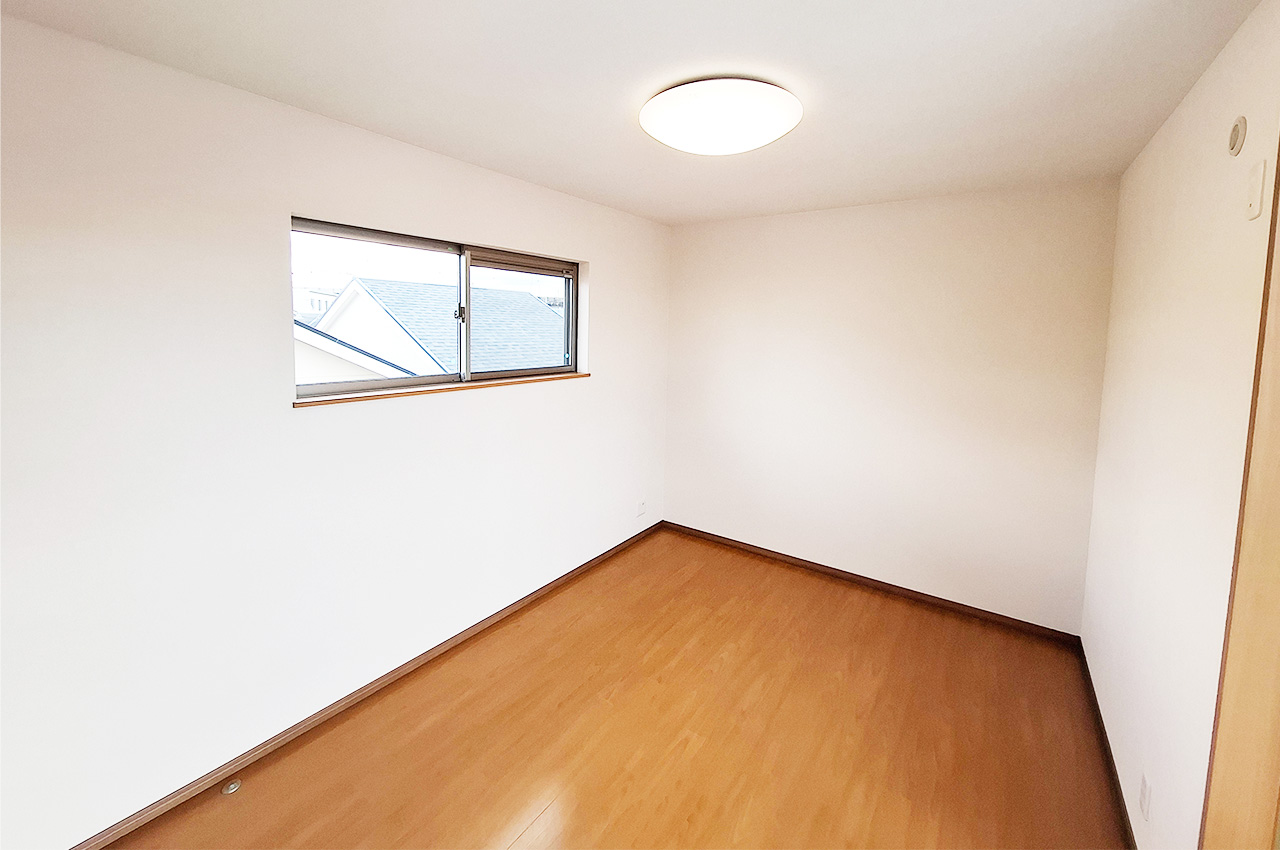 納戸：フロアタイルを上貼り・クロスを貼替えるなどリフォーム済み。