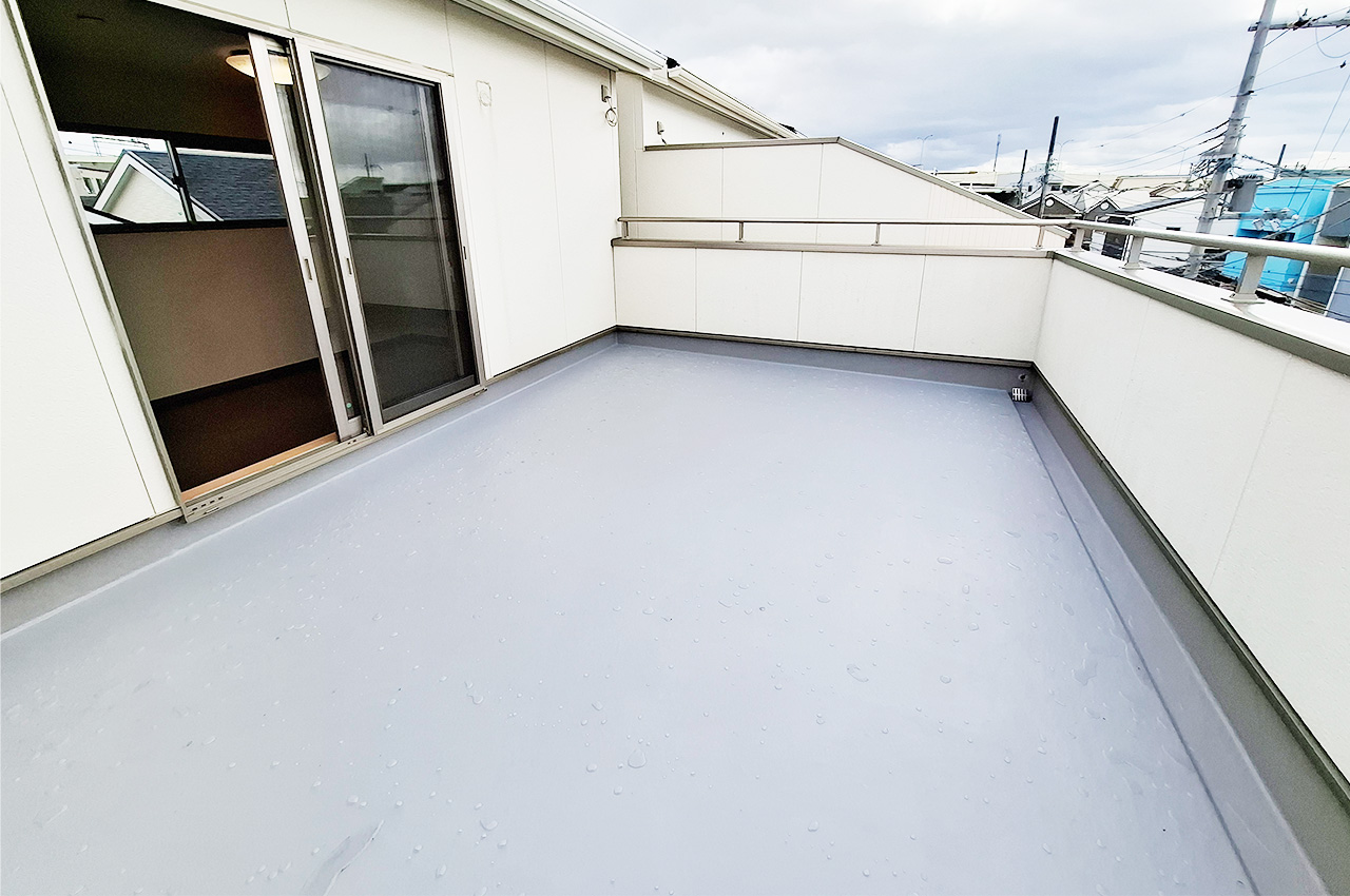 ルーフバルコニー：洗濯や日々のリラックス時間に便利な広々としたスペース。