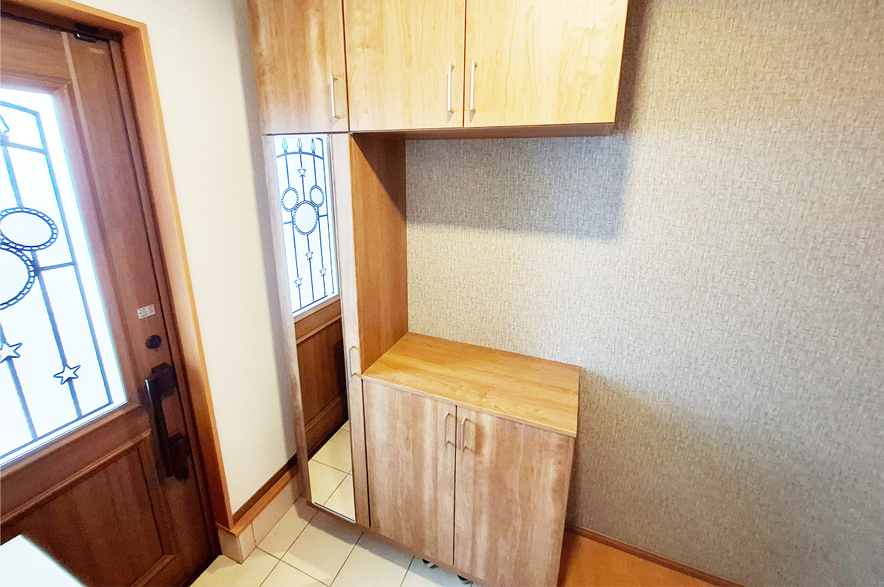 玄関：姿見付きの下駄箱を新調済み。