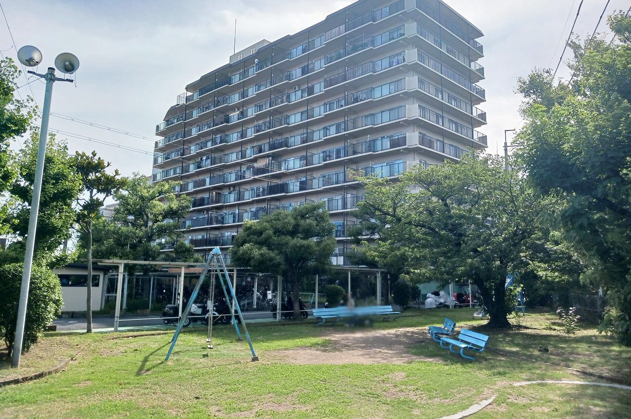 隣接公園