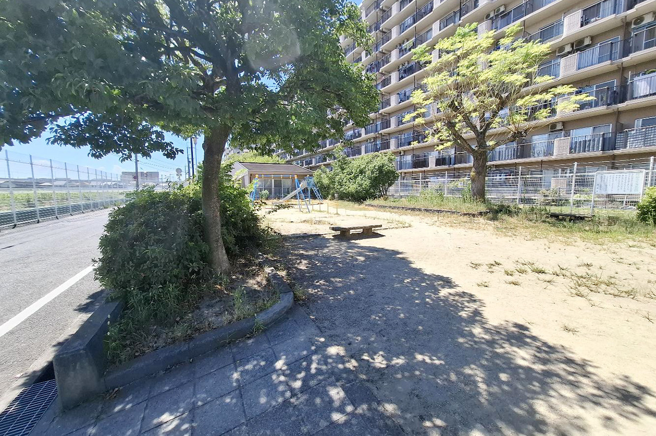 隣接公園