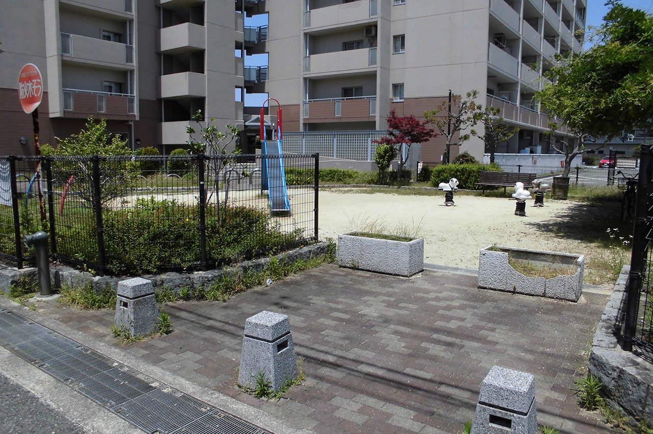 隣接公園