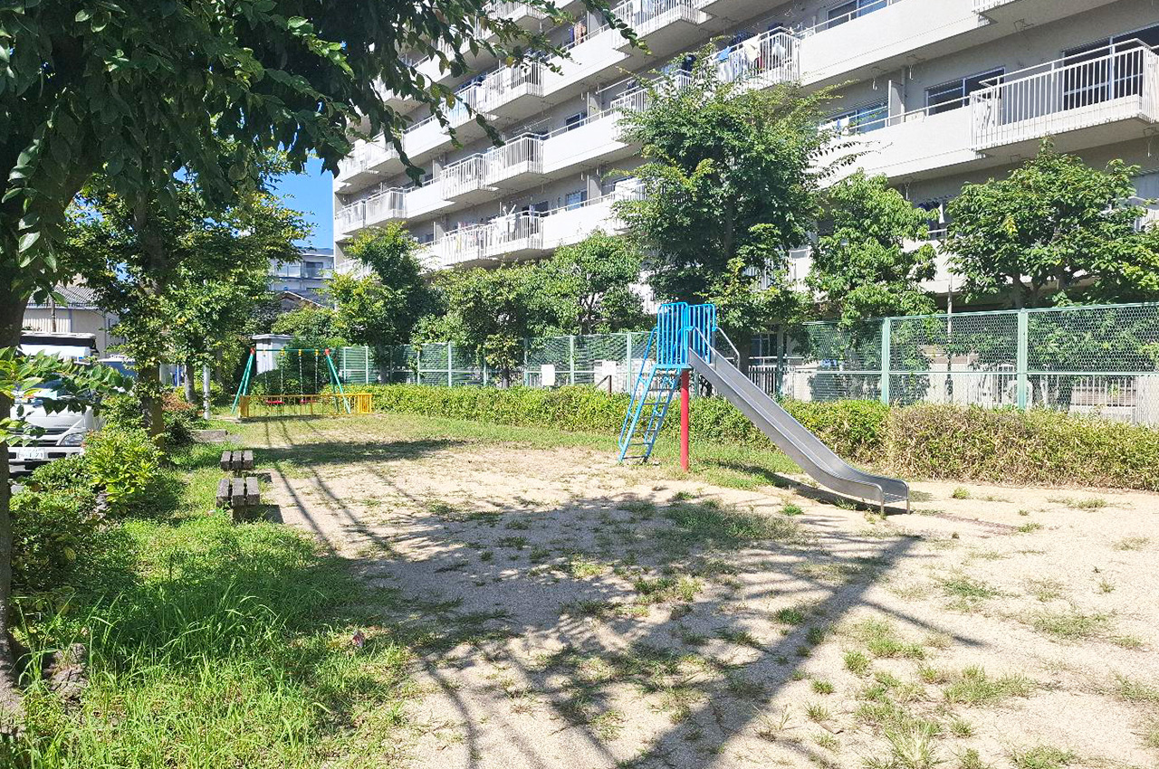 隣接公園