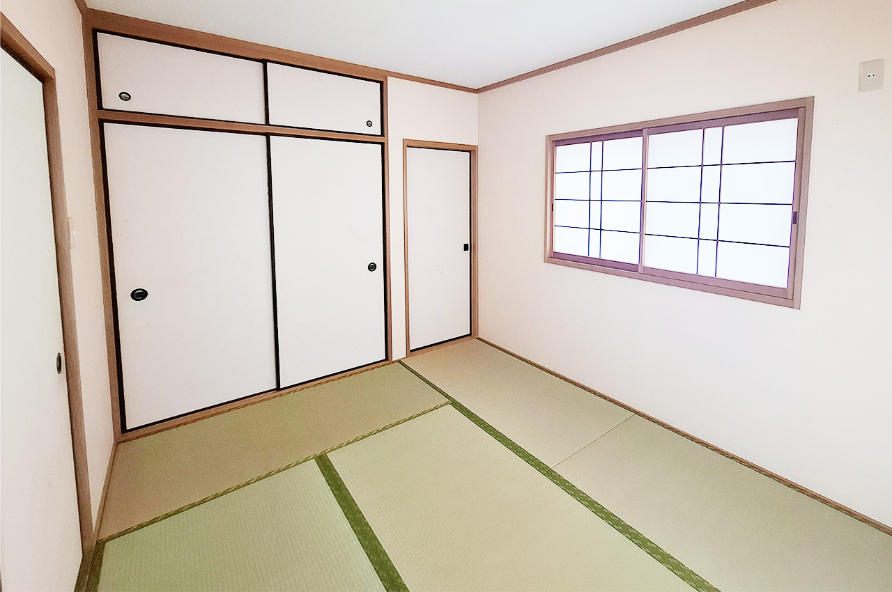 和室:窓のある落ち着いた空間でくつろぎスペースとしても使えます。LDKと廊下どちらからも出入り可能。