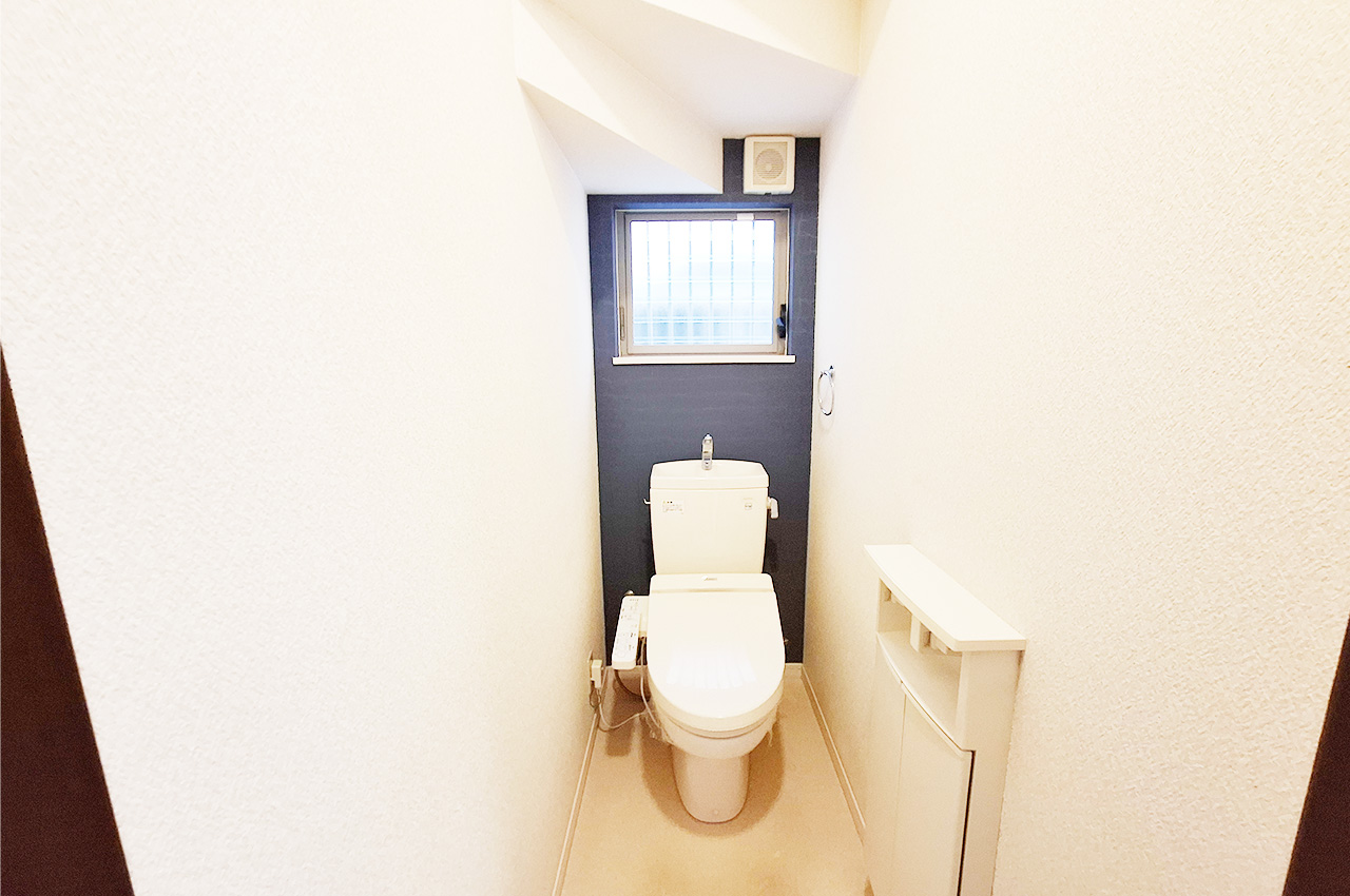 1階トイレ:窓付きで換気しやすい1階トイレ。2階にもトイレあり。