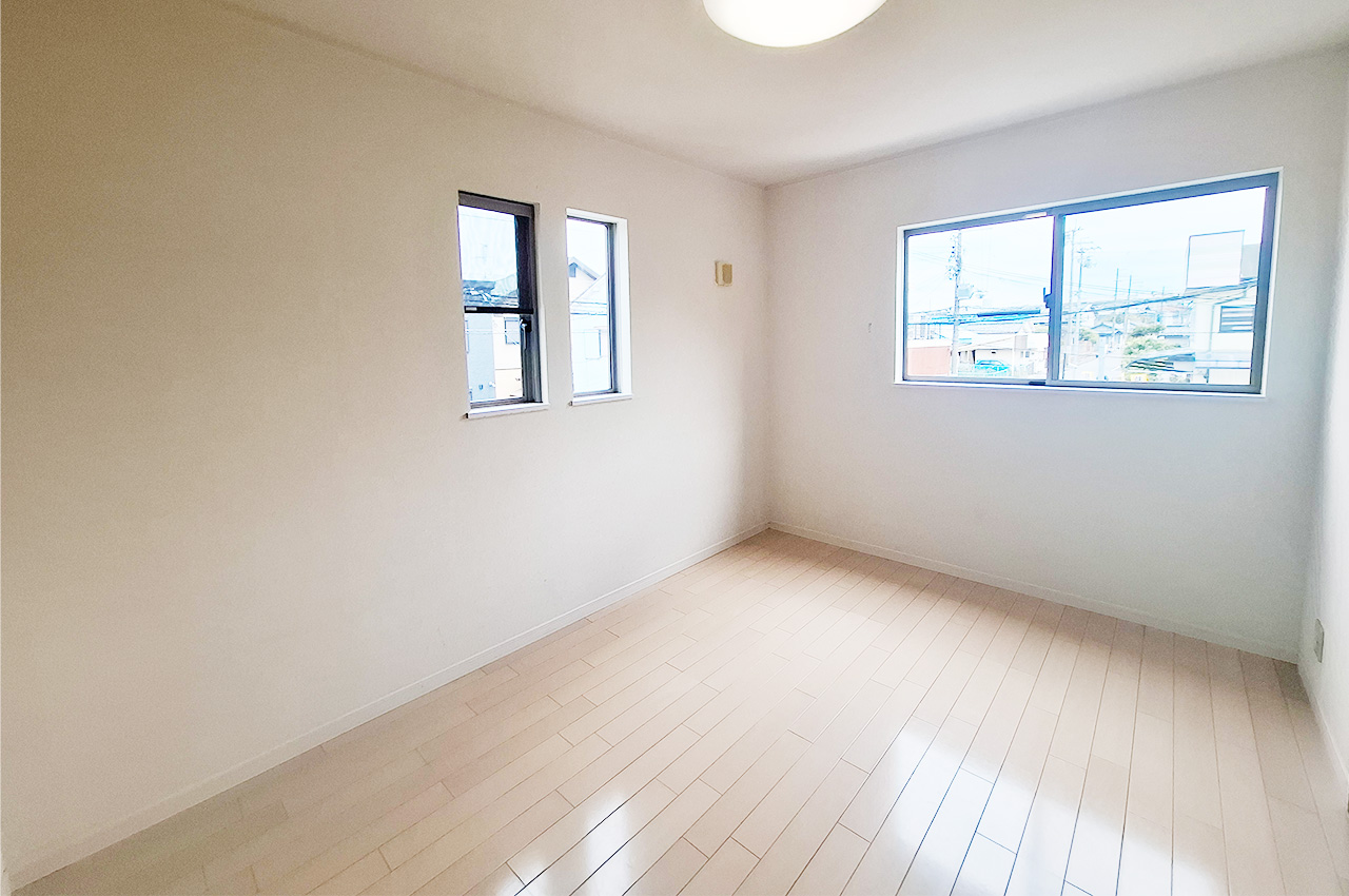 洋室2:約6.5帖の広さで個室として使いやすいお部屋。窓が2ヶ所あり開放的。