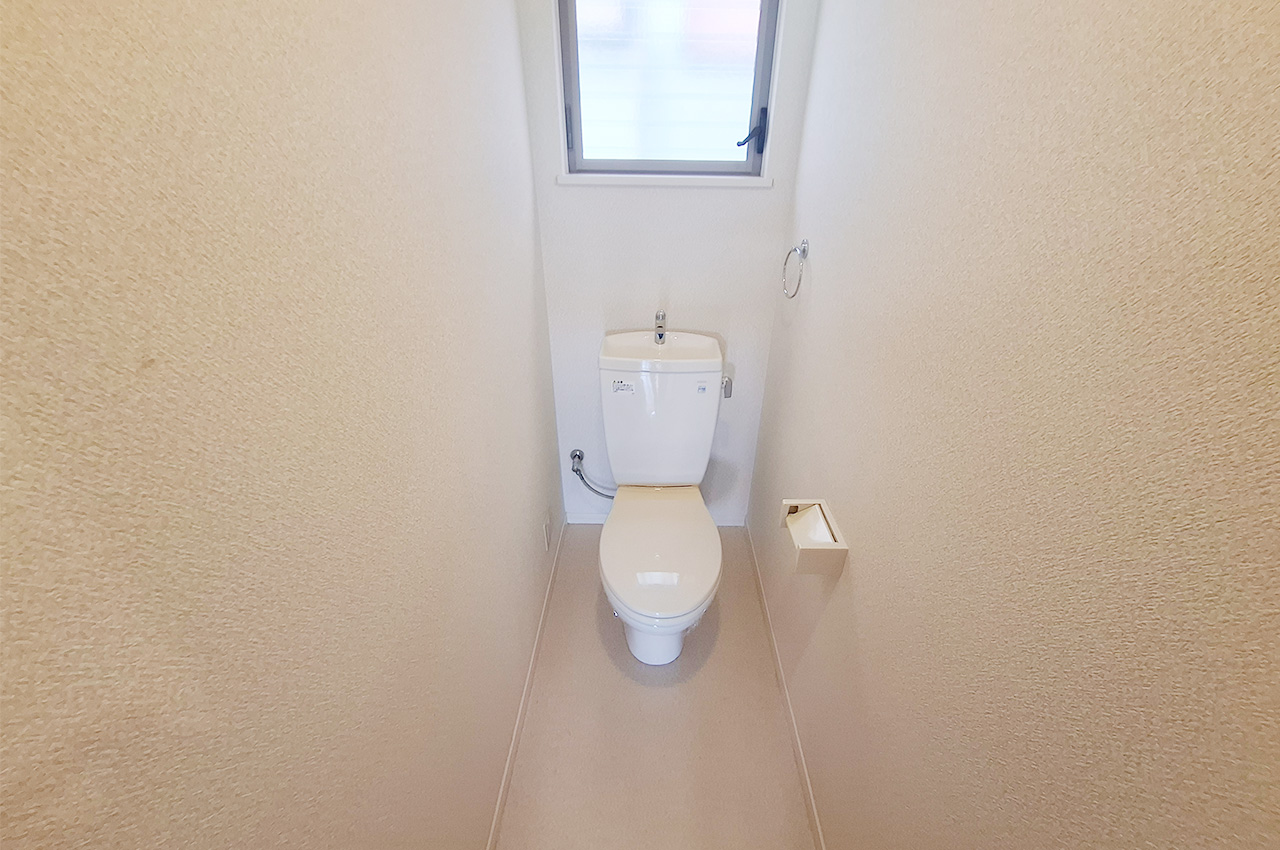 2階トイレ:2階にもトイレがあり、朝の支度時にも便利です。