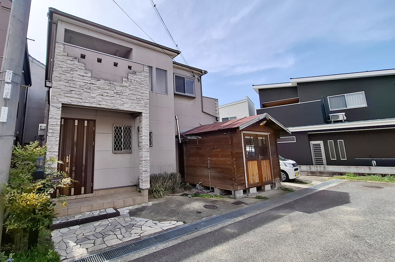 前面道路を含む外観（小屋撤去前）