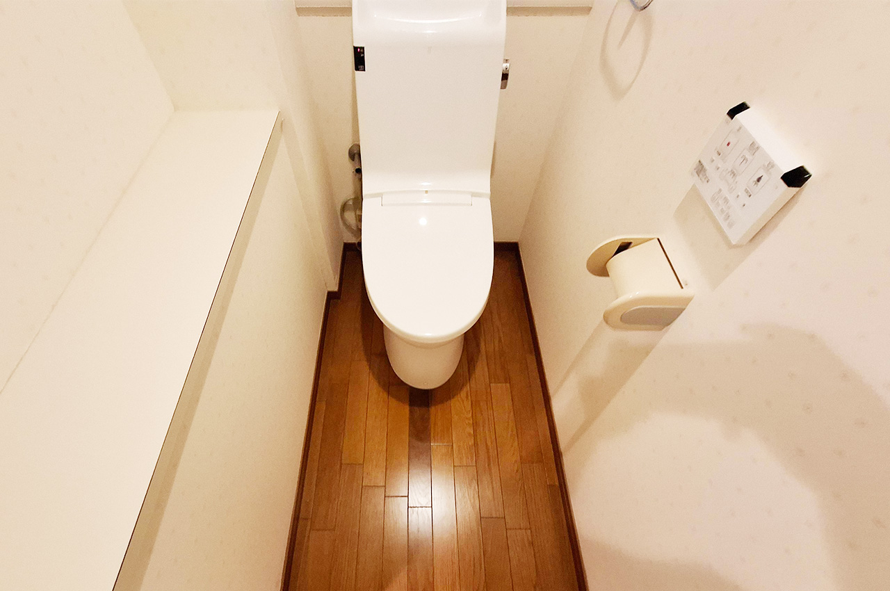 トイレ：トイレットペーパーなどを置きやすい棚付き。