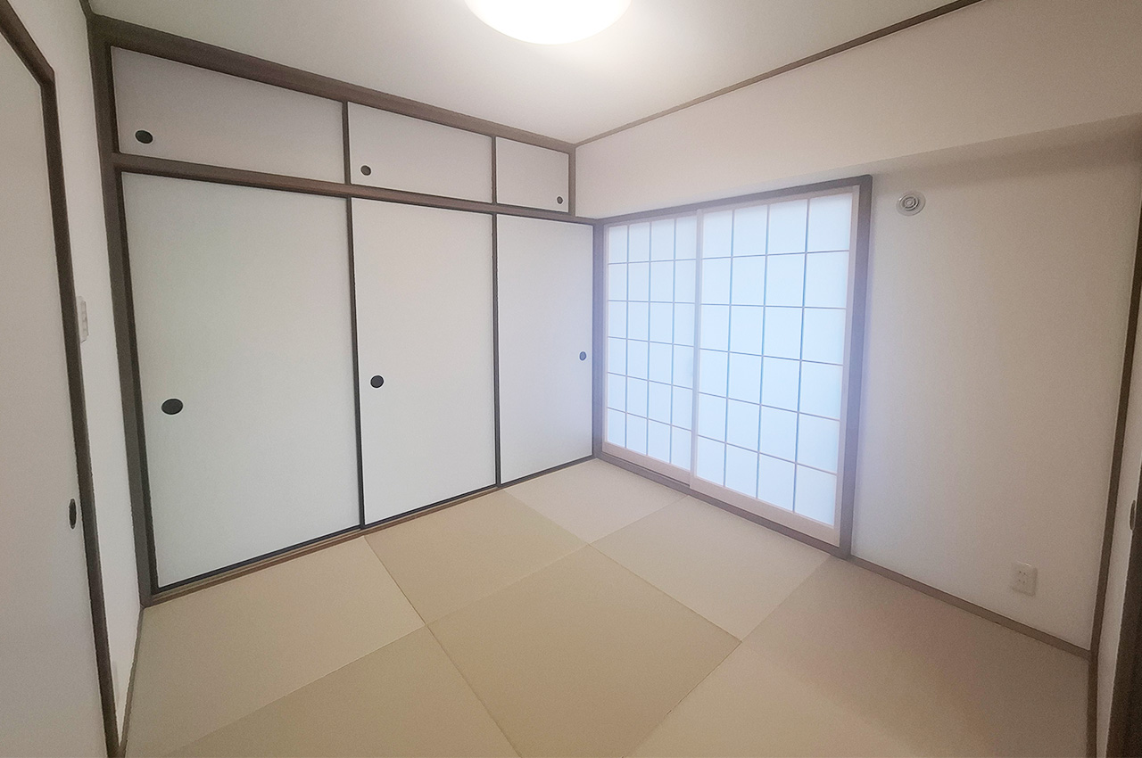 和室：半帖畳・襖・障子を新調し、クロスを貼替えた4.5帖の和室。
