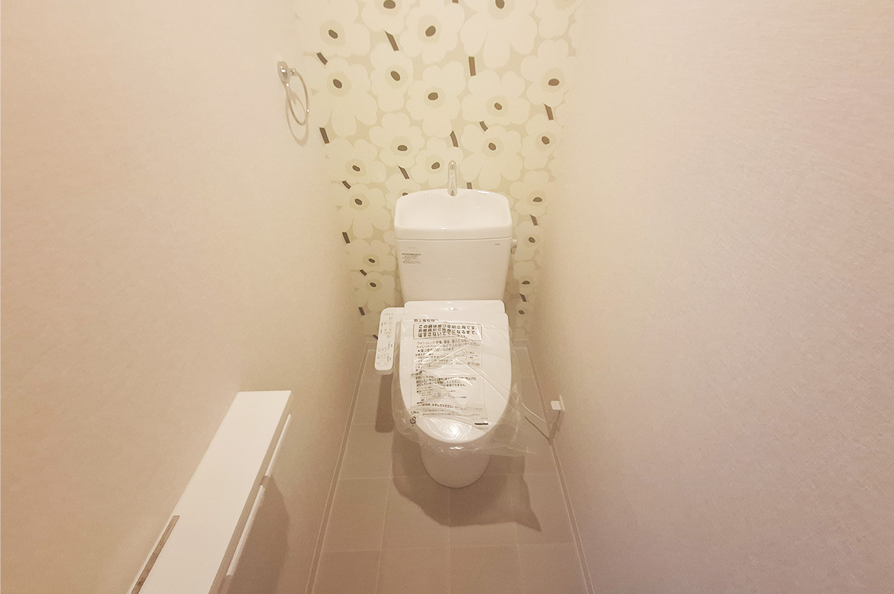 トイレ：TOTOの便器・温水洗浄便座付きトイレを新調。毎日使う場所もきれいに整えました。