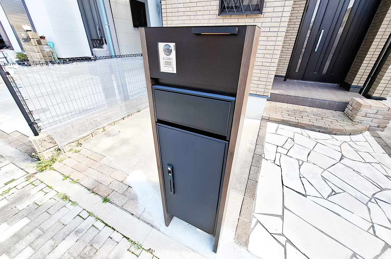 宅配ボックス付き機能門柱：新調済み。