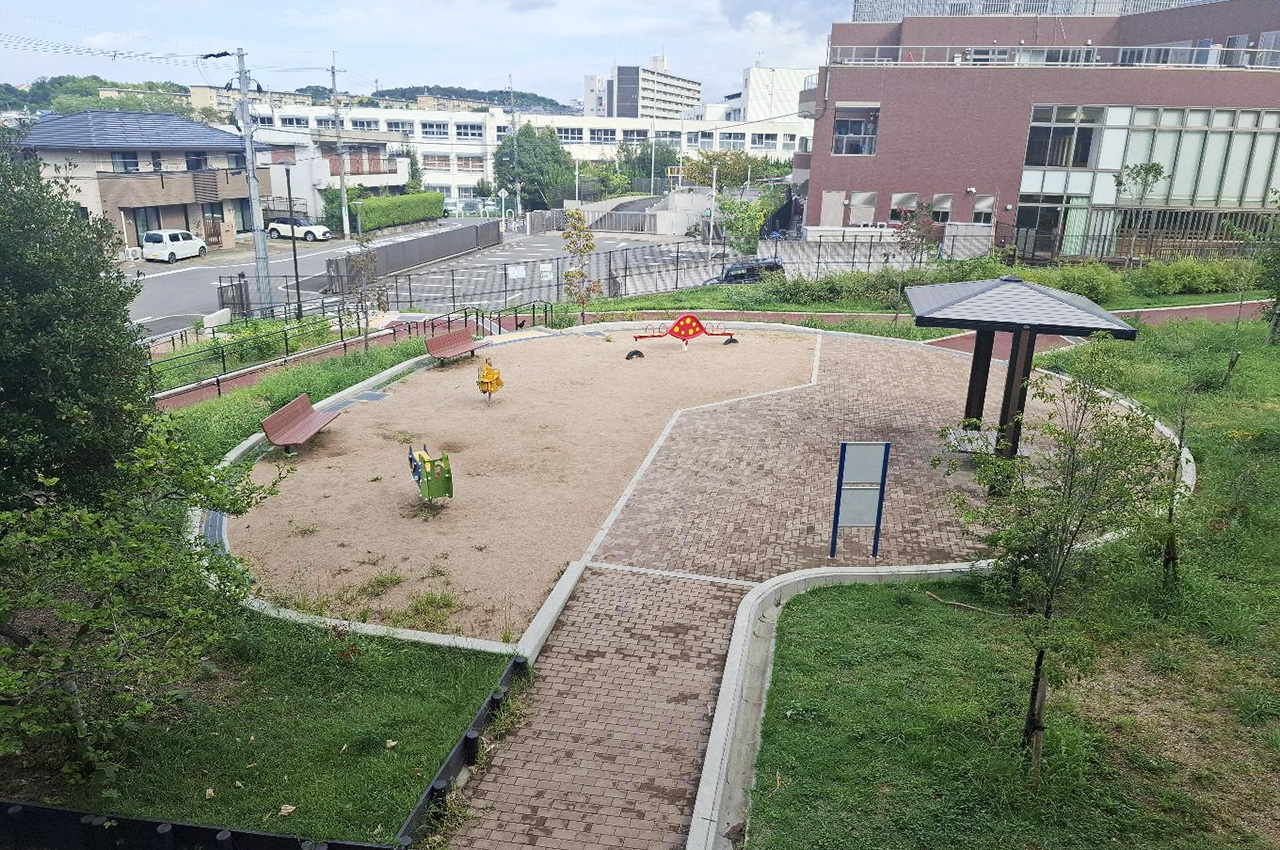 隣接公園