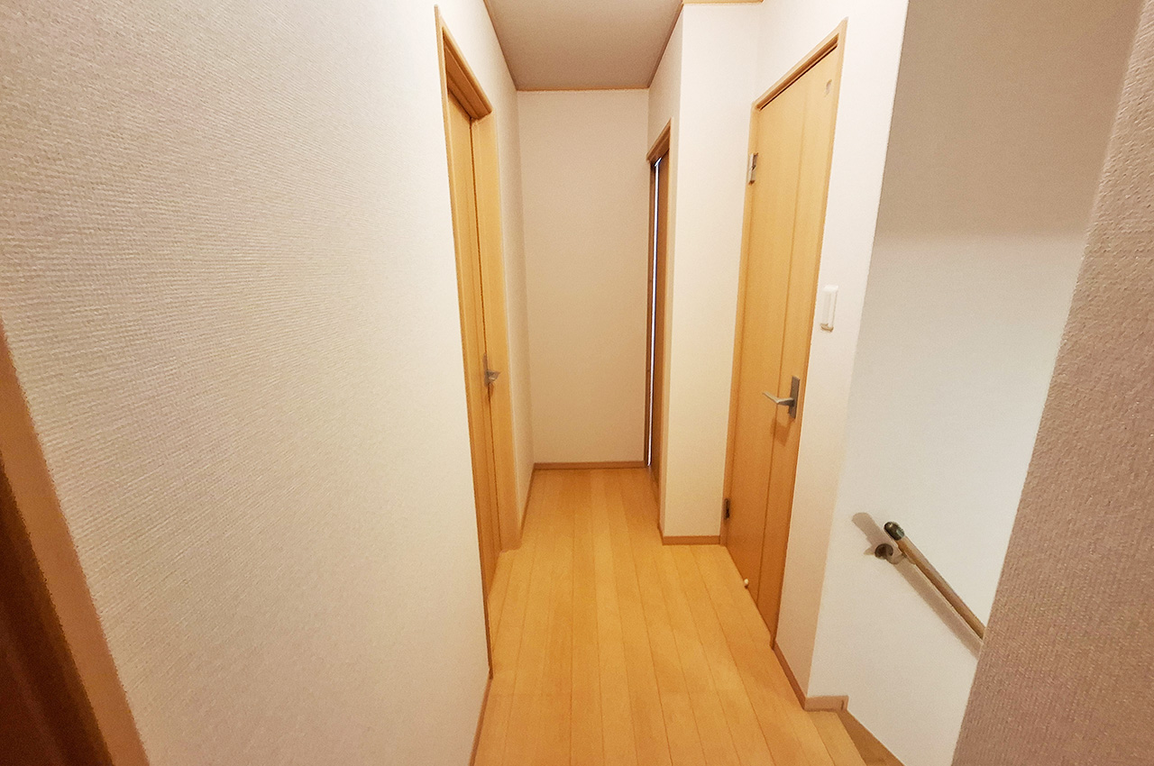 2階廊下：壁・天井クロスを貼替え済み。