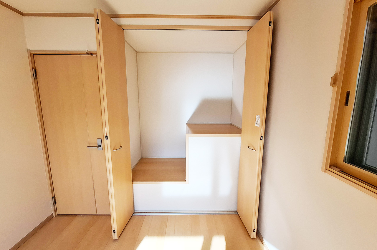 洋室③：階段上を利用した物入。