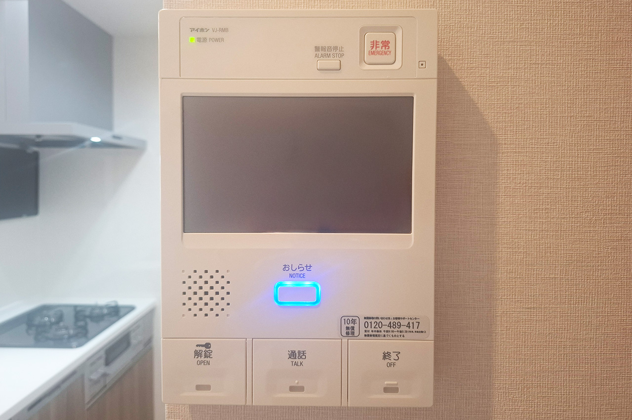 モニター付きインターホン：来客時も安心の設備です。