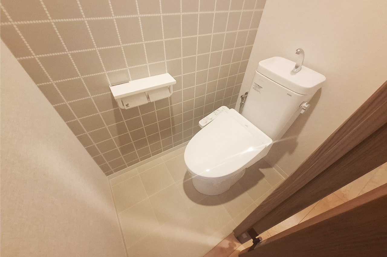 トイレ：ジャニスの便器・温水洗浄便座を新調した清潔感ある空間です。