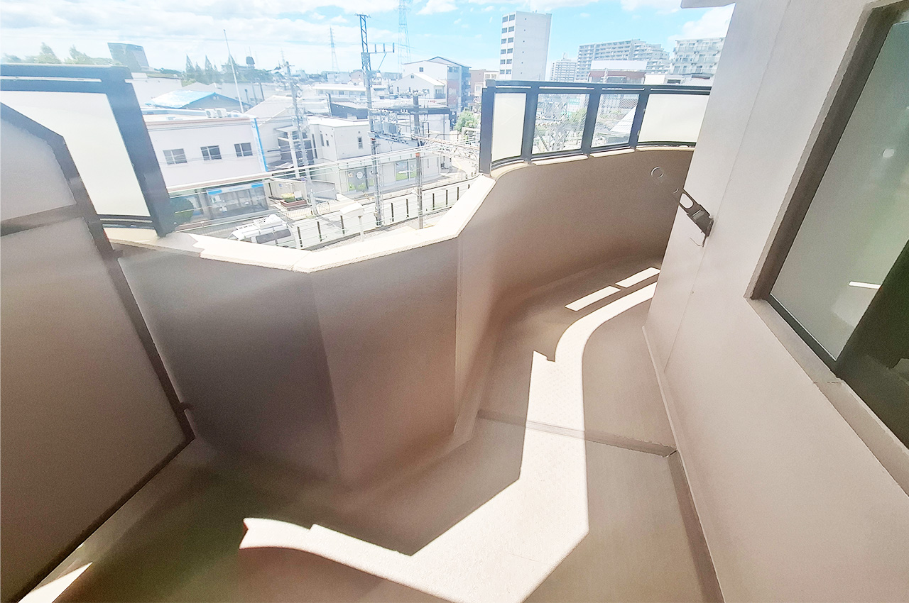 バルコニー：8階建ての4階部分、南西向きで日当り・眺望良好です。