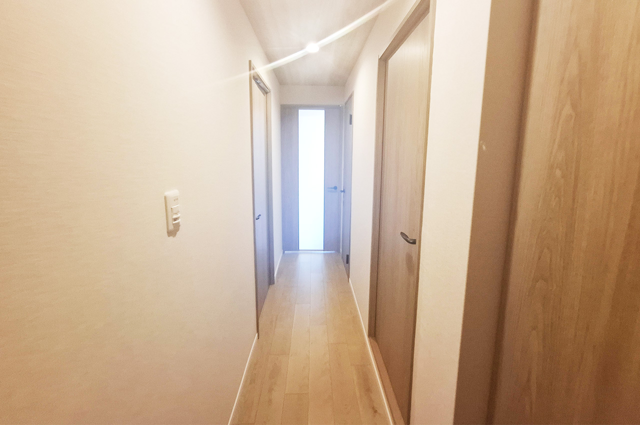 廊下：クロスとフローリングを貼替え済み。