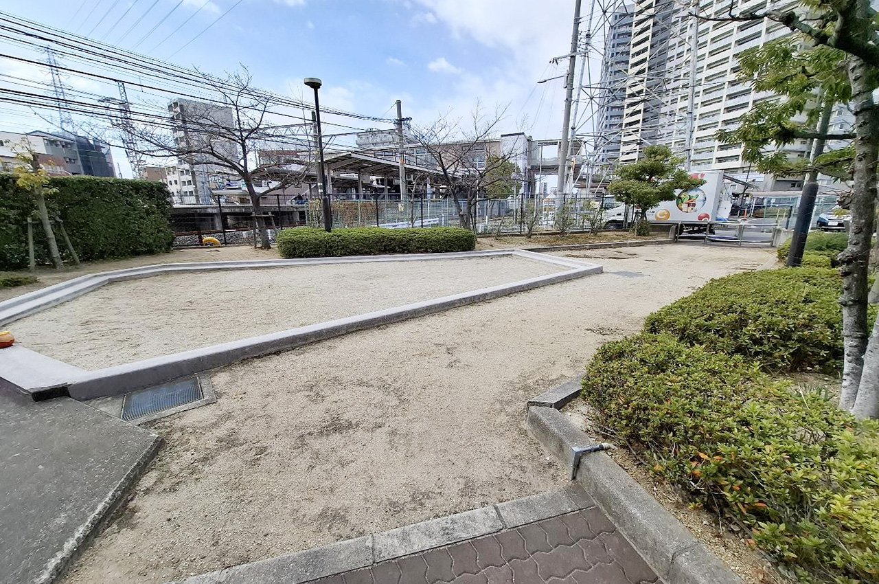 隣接公園