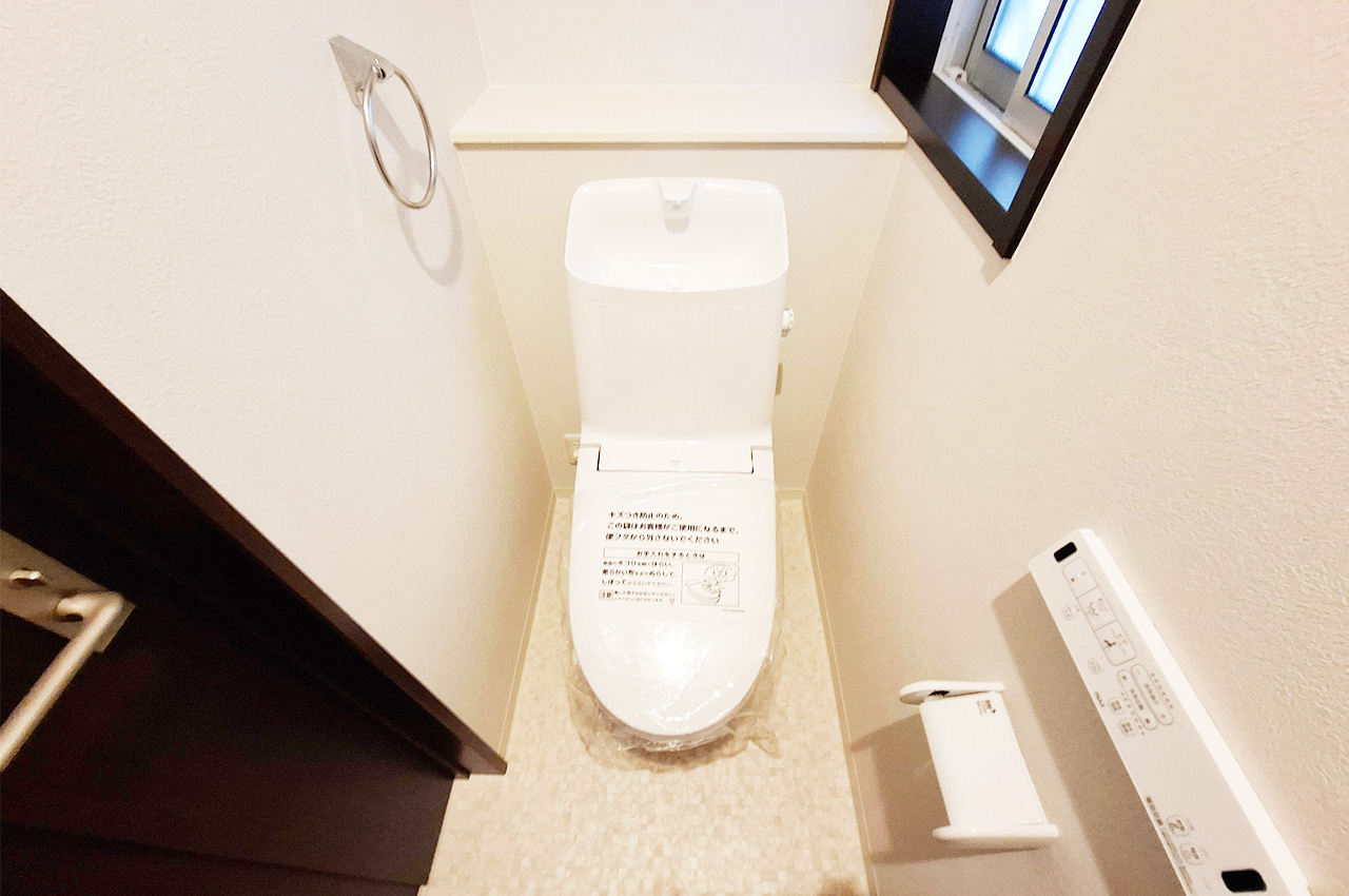 トイレ：カウンターと窓付きのトイレです。