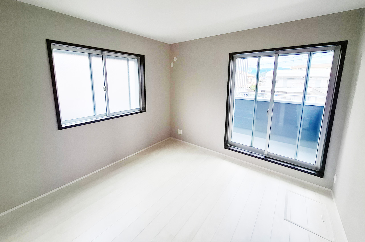 洋室1：南東向きバルコニーへの出入りが可能で日当りの良いお部屋です。