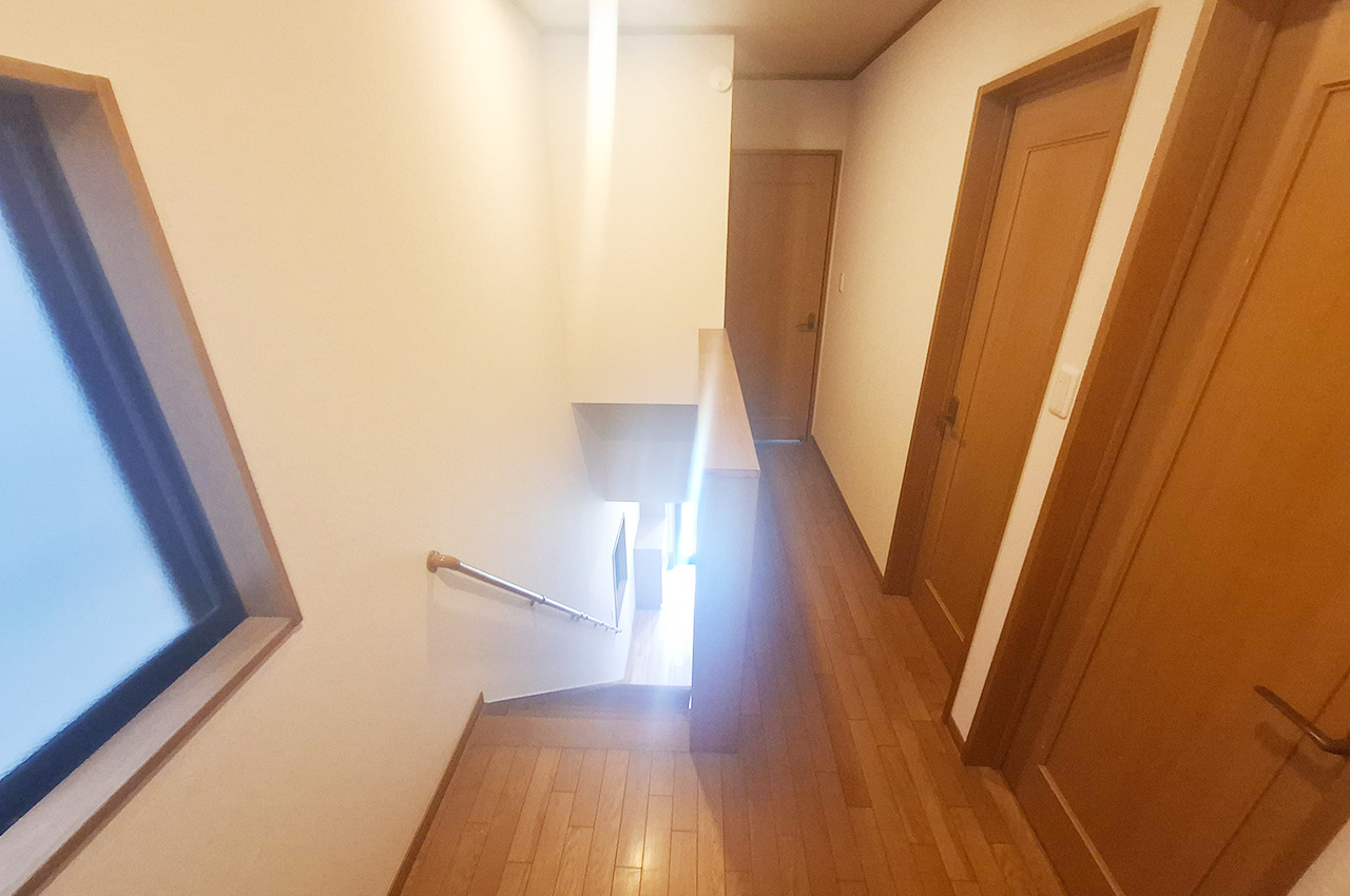2階廊下：各居室へつながる2階廊下です。クロスを貼替えるなどリフォーム済み。