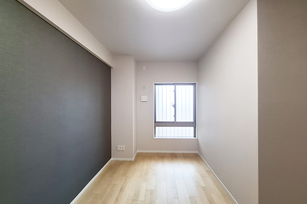 洋室2：一部アクセントクロスを施工し、落ち着いた印象のお部屋に仕上げました。