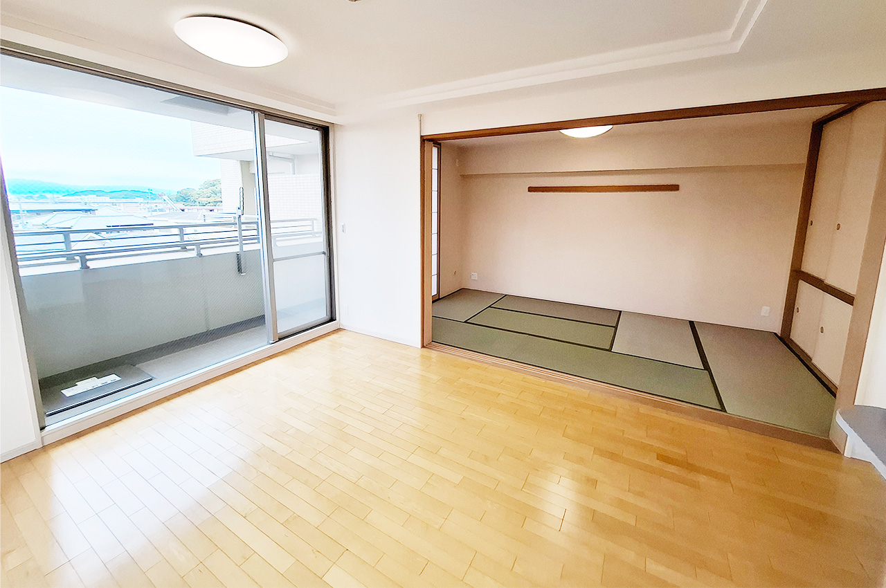 LDK:和室の襖を開ければ約21.7帖のゆったりとした大空間に。