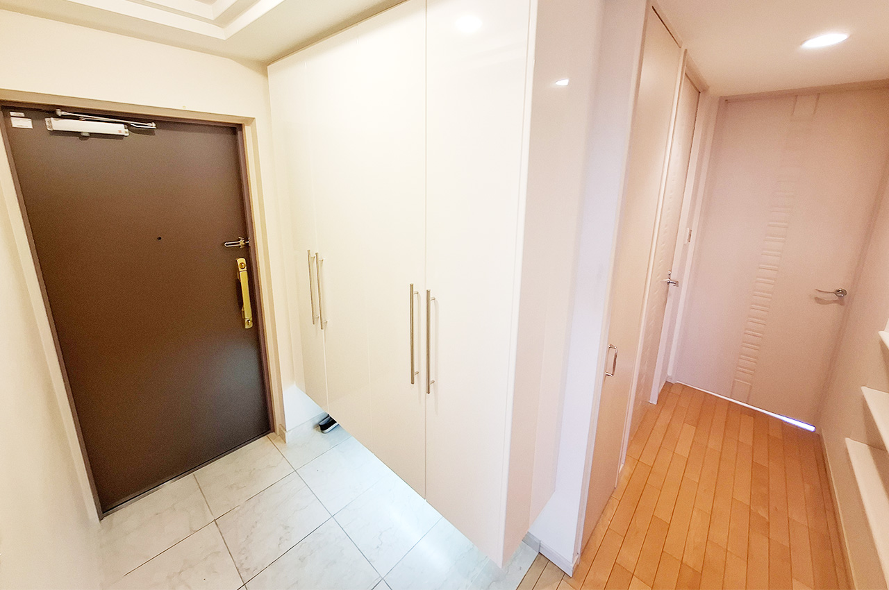 玄関:下駄箱付きで整理整頓しやすい玄関です。
