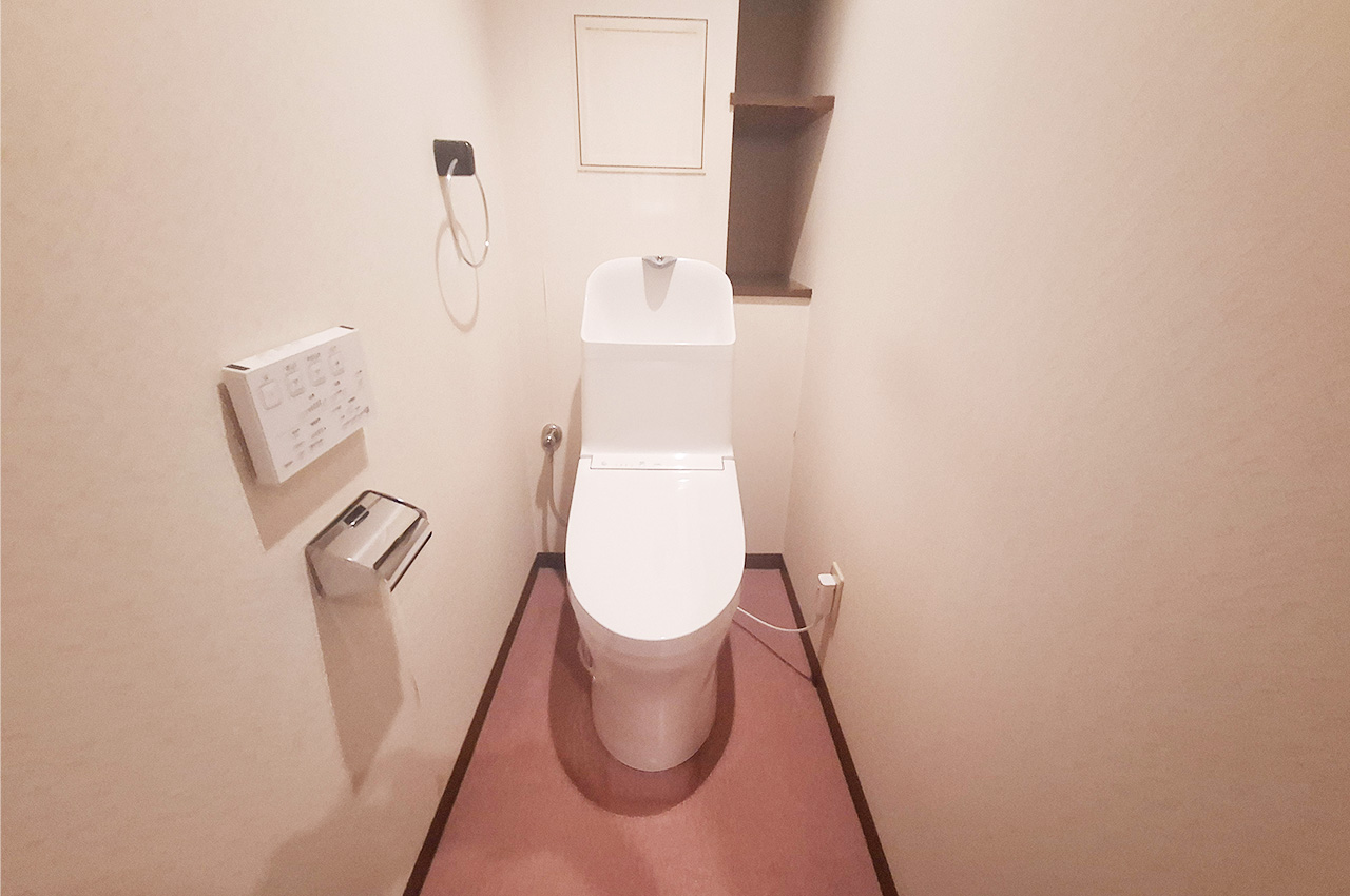 トイレ：備品などを置ける便利な棚付きです。