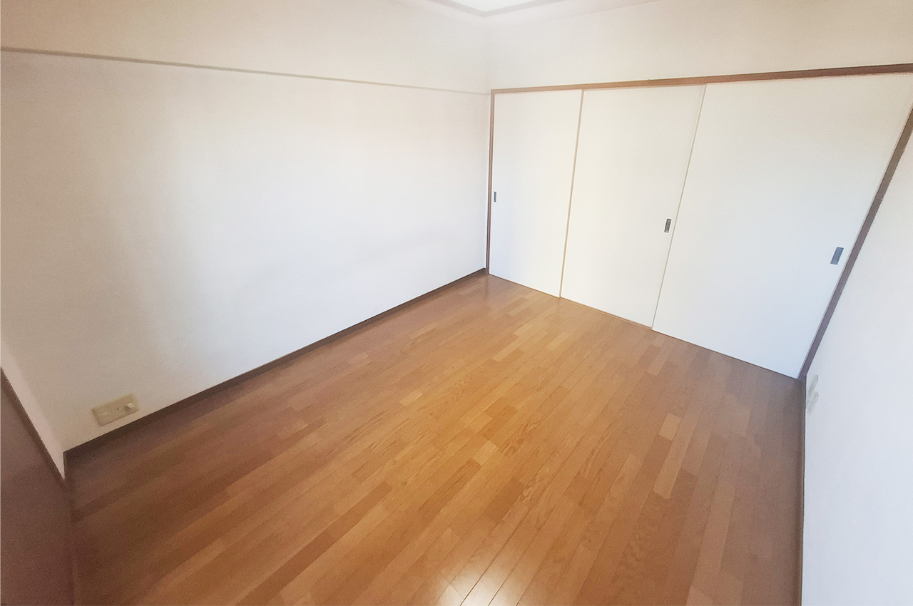 洋室：収納付きで室内をすっきり使いやすいお部屋です。