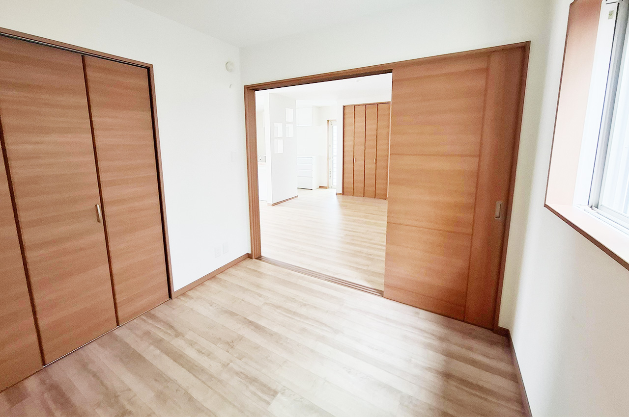 洋室1：LDKに隣接しており、用途にあわせて一体利用が可能です。
