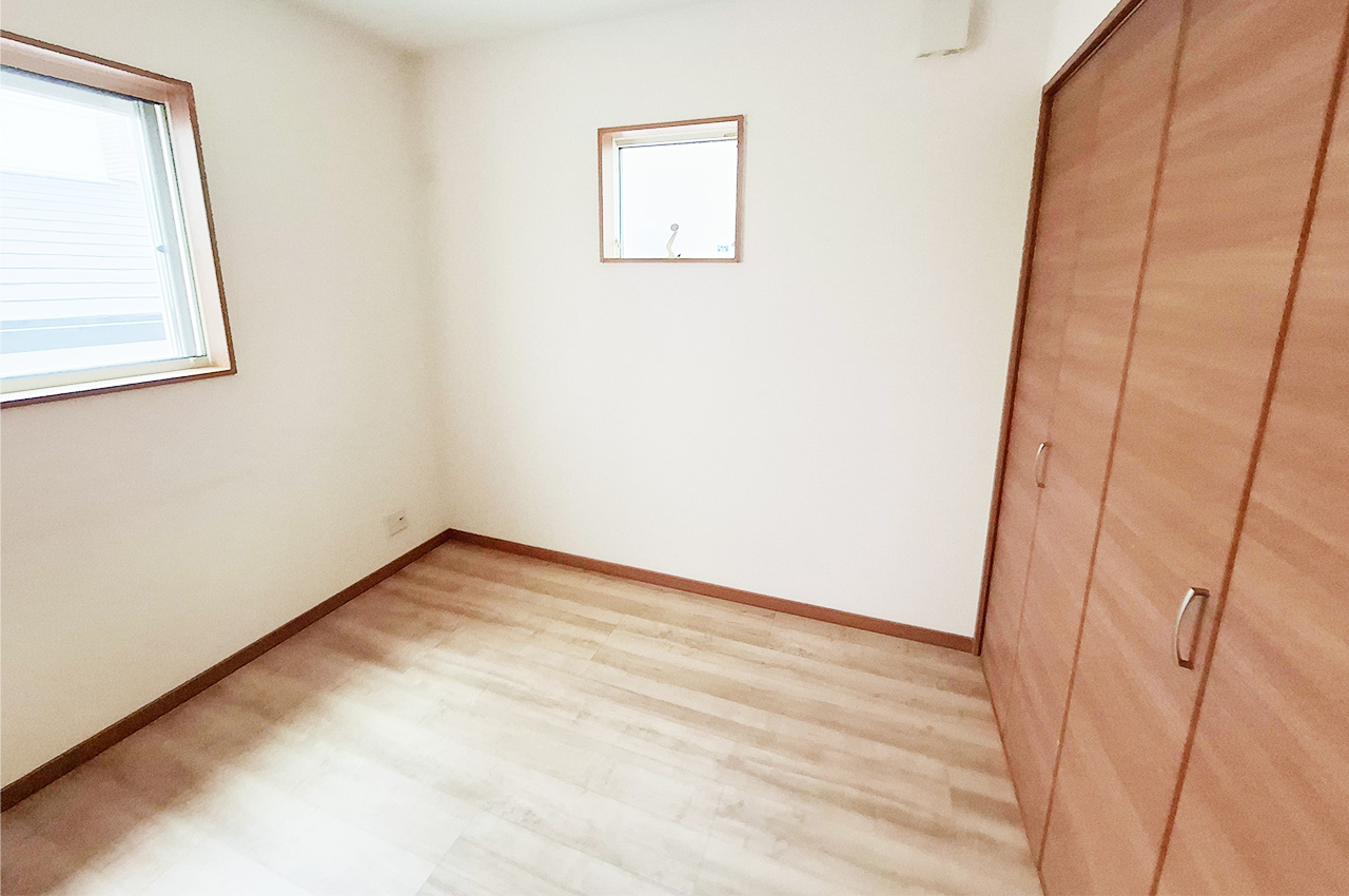 洋室1：2面採光で開放感のあるお部屋。客間としても利用しやすいです。
